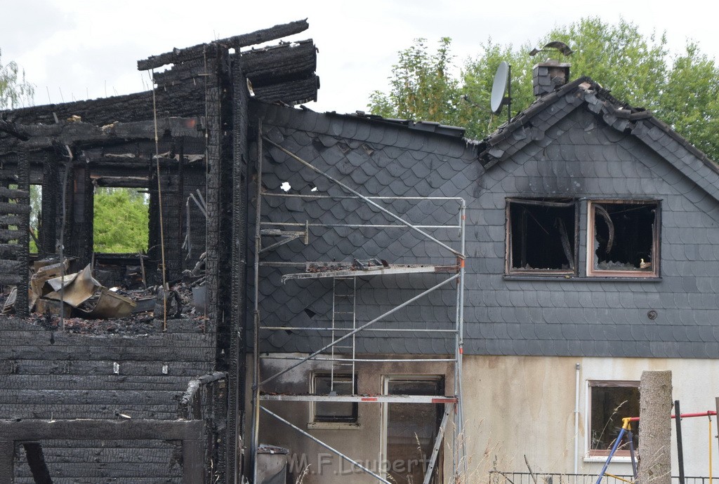 Schwerer Brand in Einfamilien Haus Roesrath Rambruecken P049.JPG - Miklos Laubert